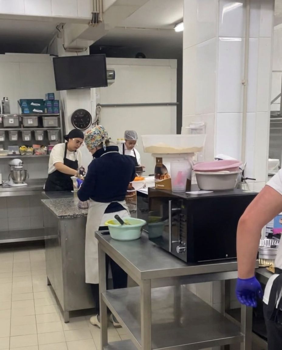 Equipa da pastelaria Os Bolos da Marta a trabalhar na cozinha de produção em Gondomar