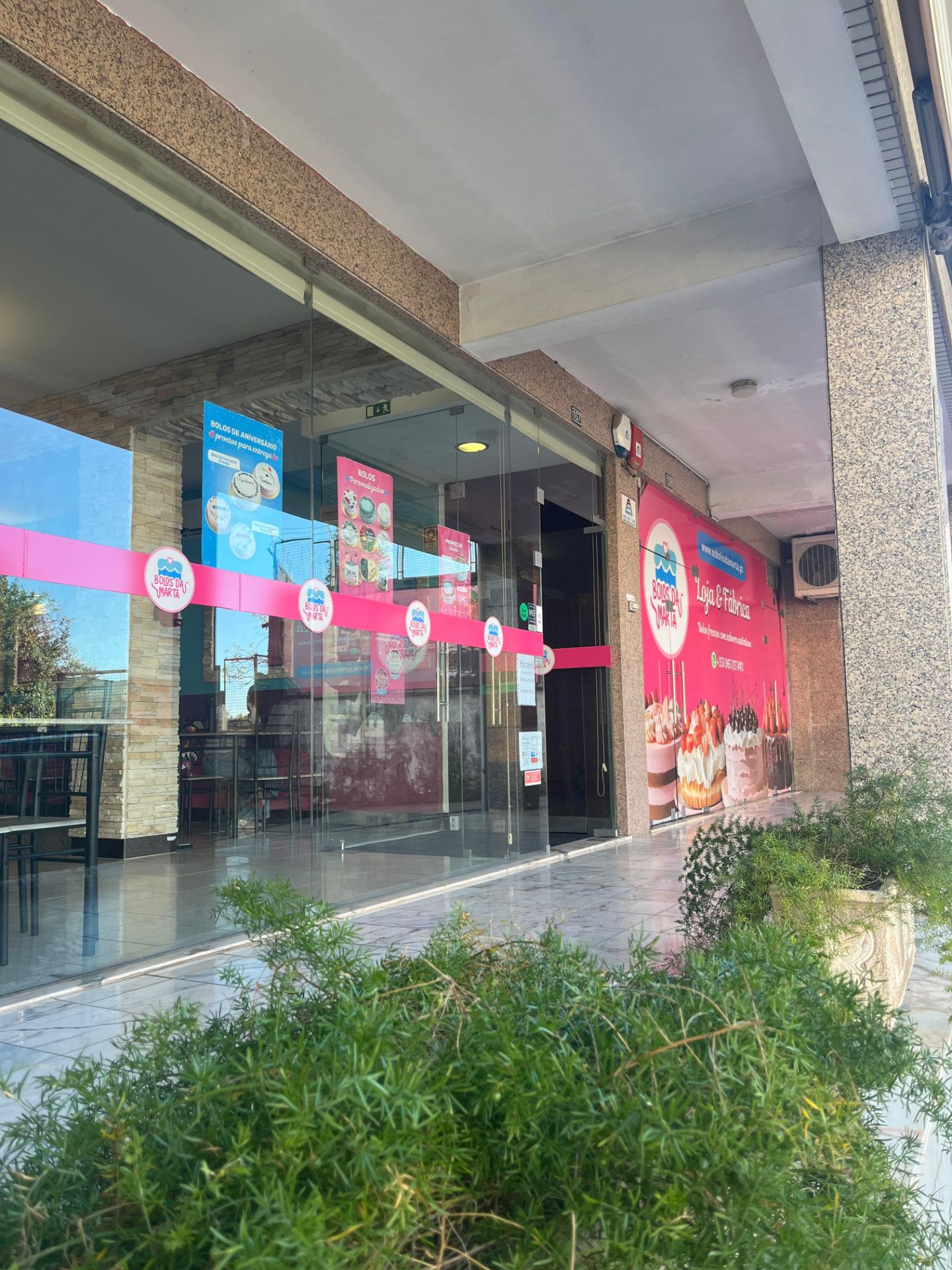 Fachada da loja e fábrica Os Bolos da Marta em Gondomar, com vitrine de bolos prontos a levar