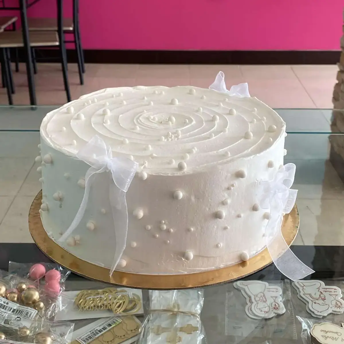 Bolo Branco com Pérolas e Laços Transparentes