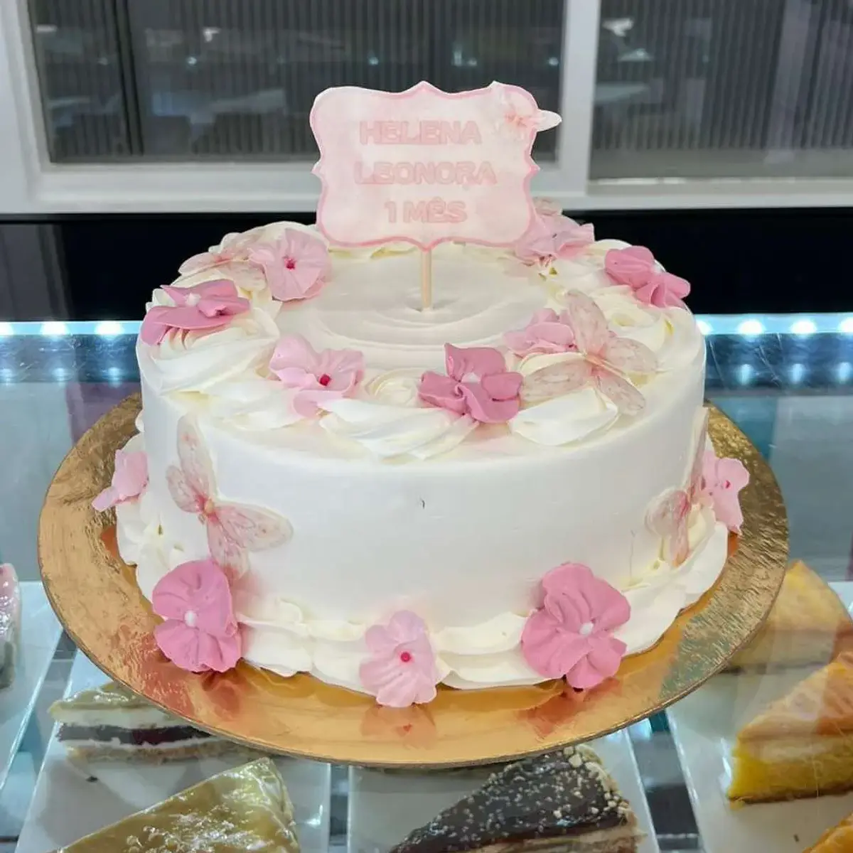 Bolo Menina Com Borboletas e Flores