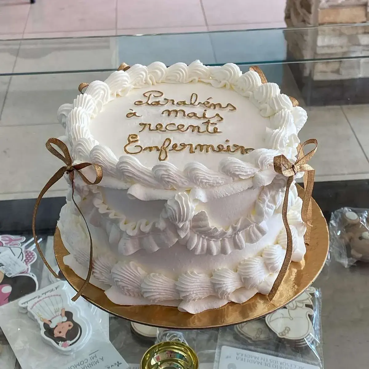 Bolo Vintage c/ laços dourados