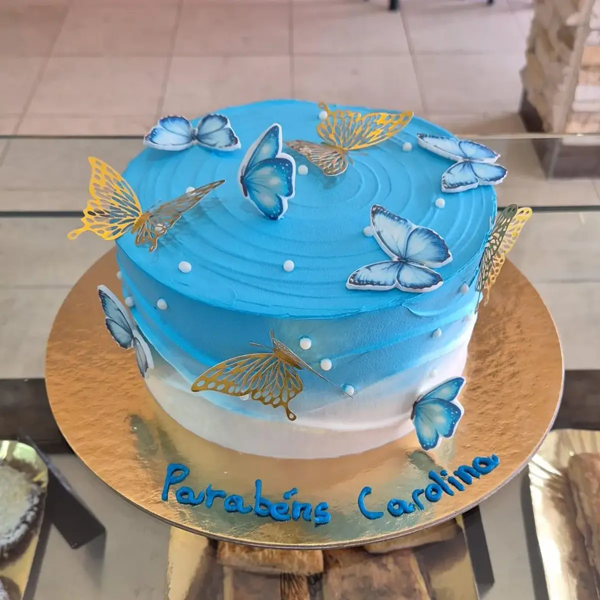 Bolo Azul com Borboletas Azuis e Douradas