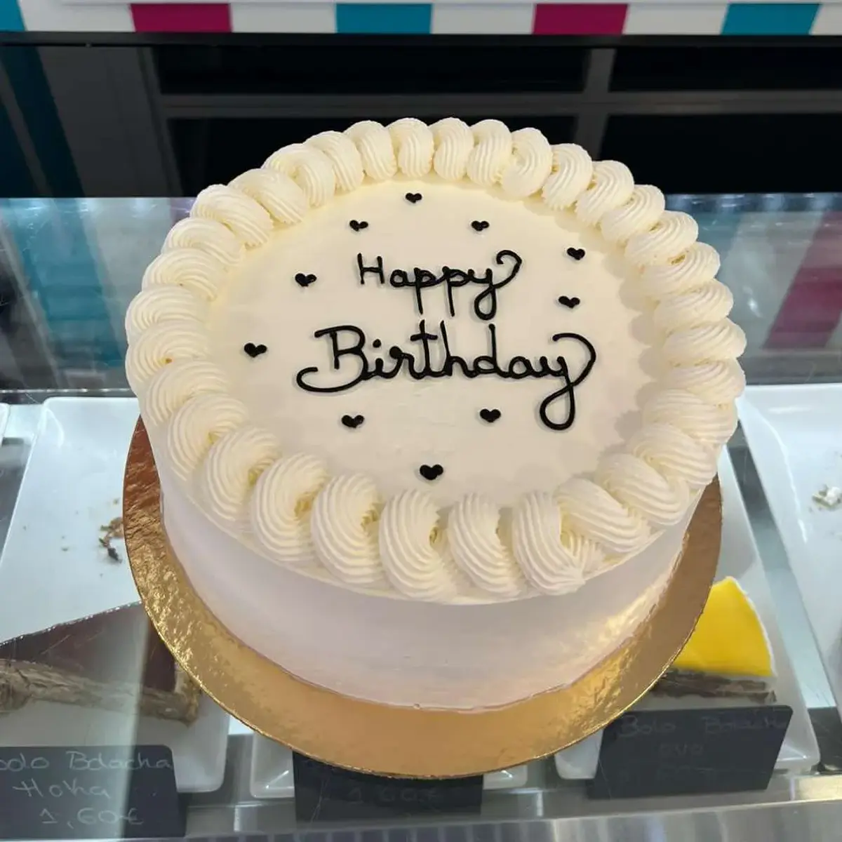 Bolo Branco com Detalhes em Preto