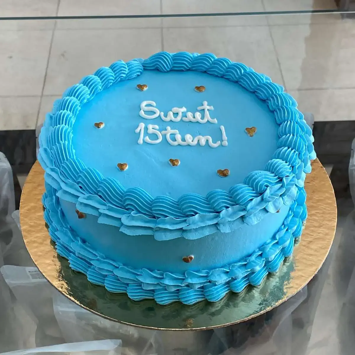 Bolo Azul com Corações Dourados