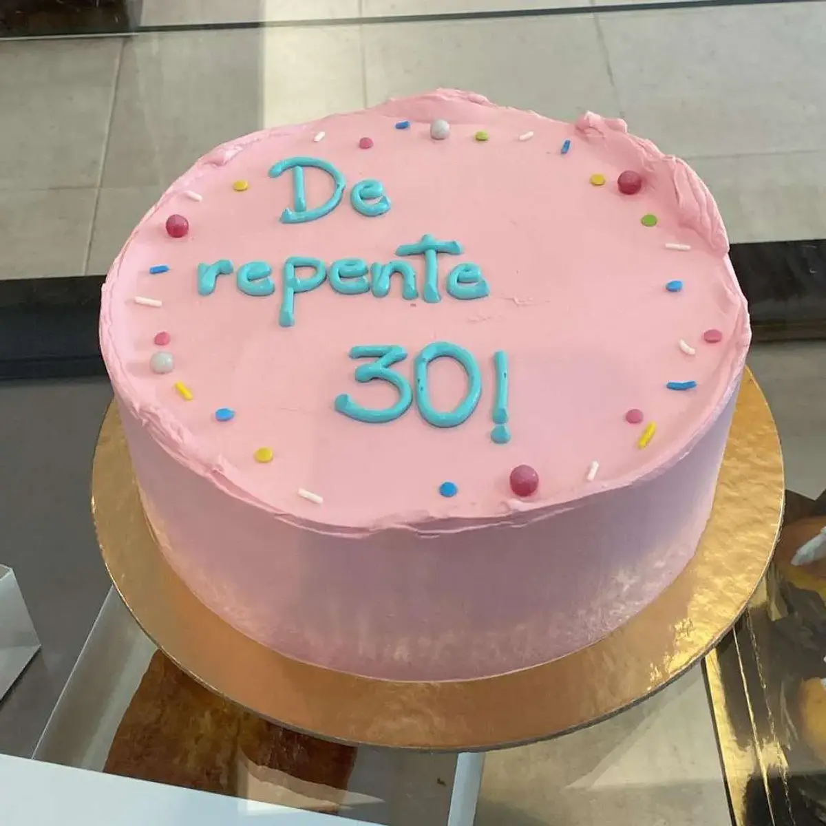 Bolo Rosa com Frase em Azul