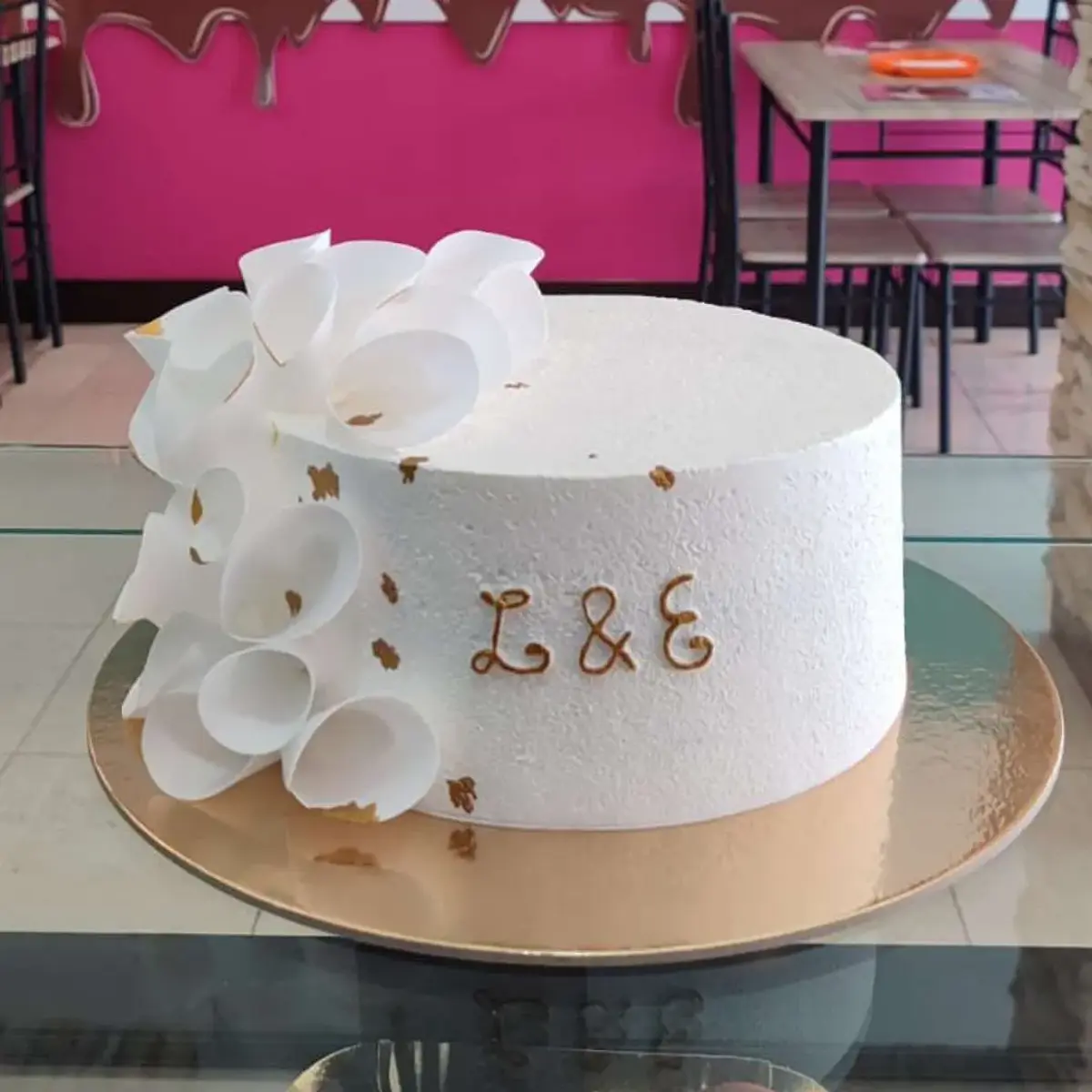 Bolo Branco com Pétalas