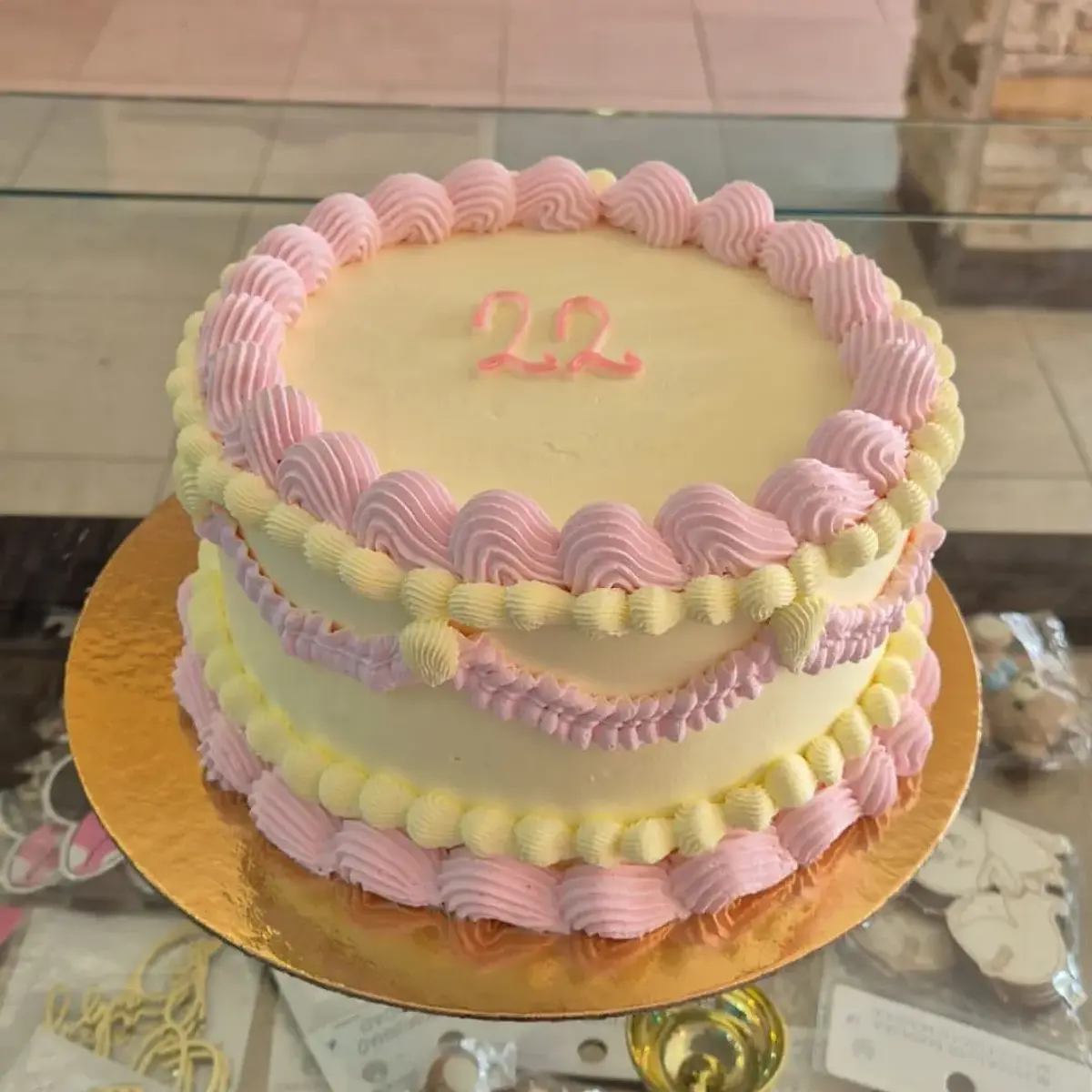 Bolo Vintage Amarelo e Rosa Pastel