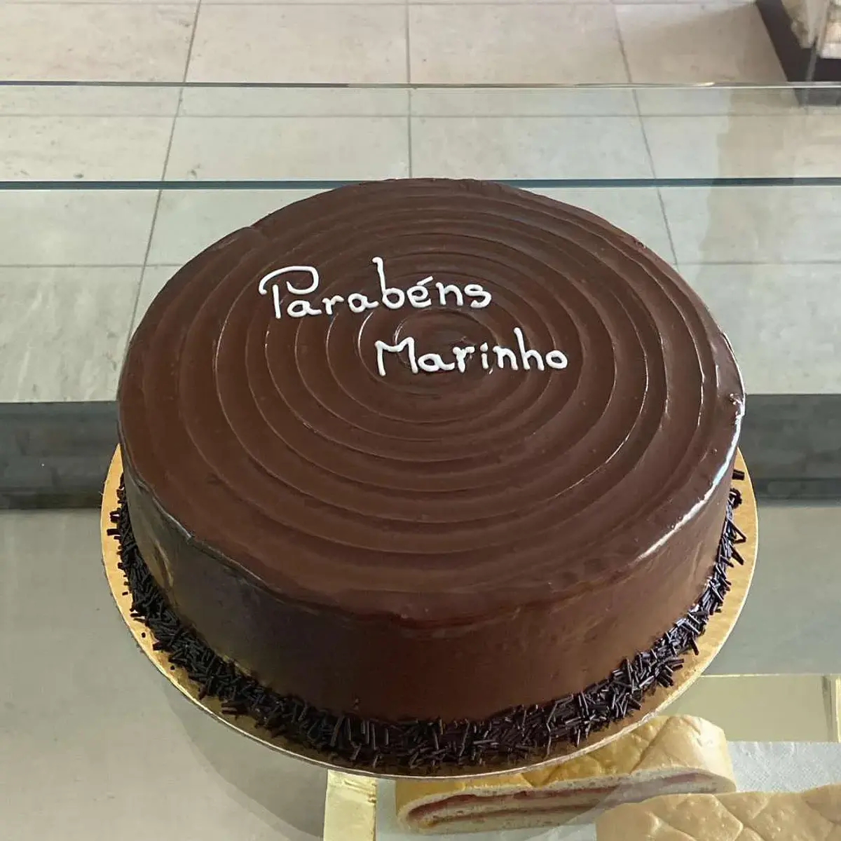 Bolo Aniversário Coberto com Chocolate de Avelã