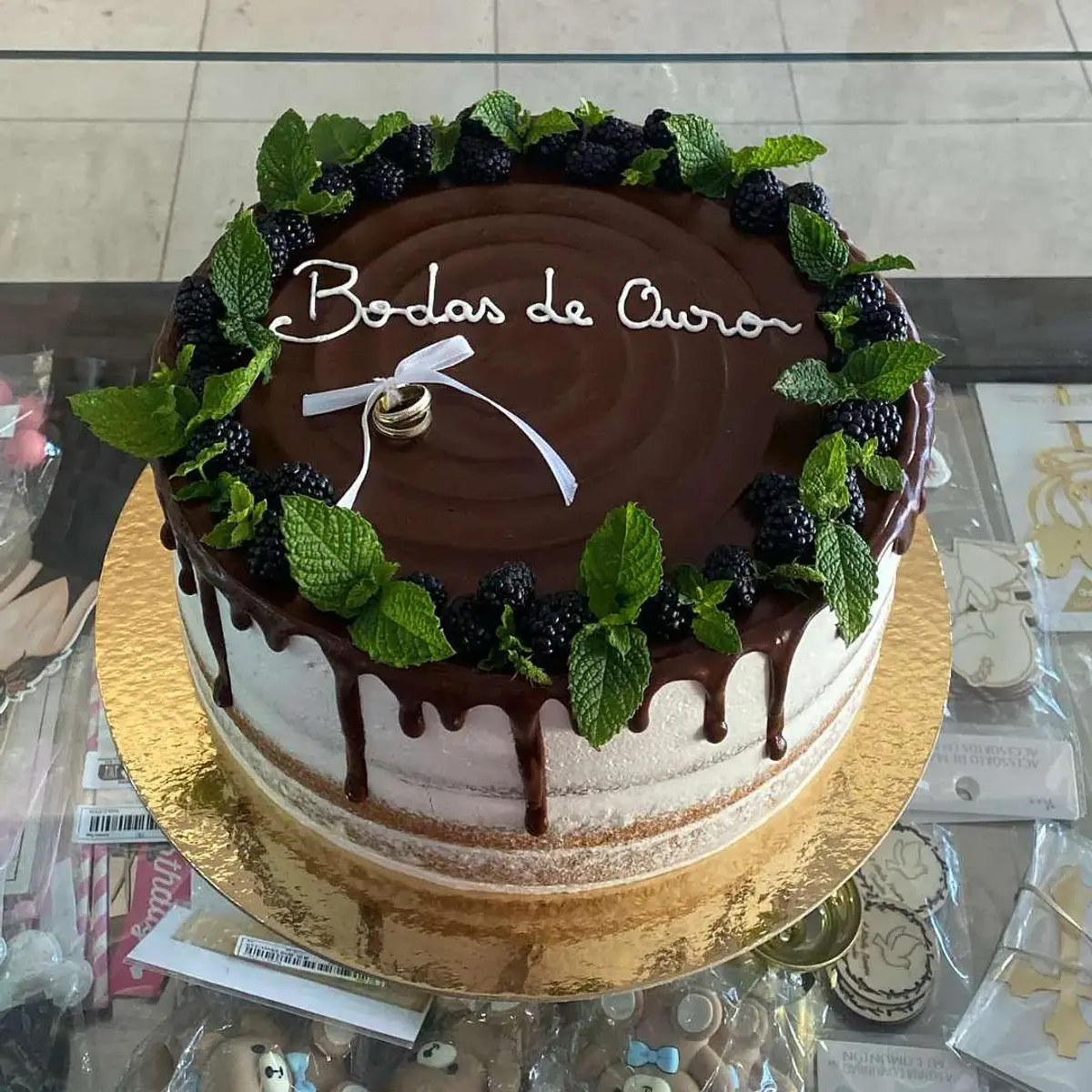 Bolo Naked com Chocolate e Amoras