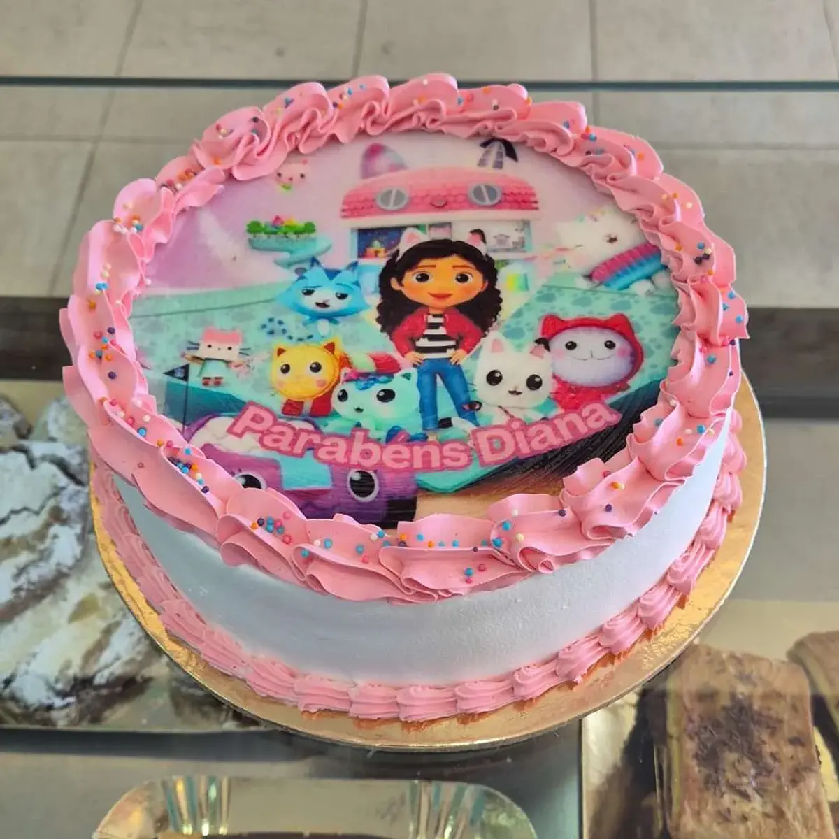 Bolo Foto Gabby Cat Branco e Rosa