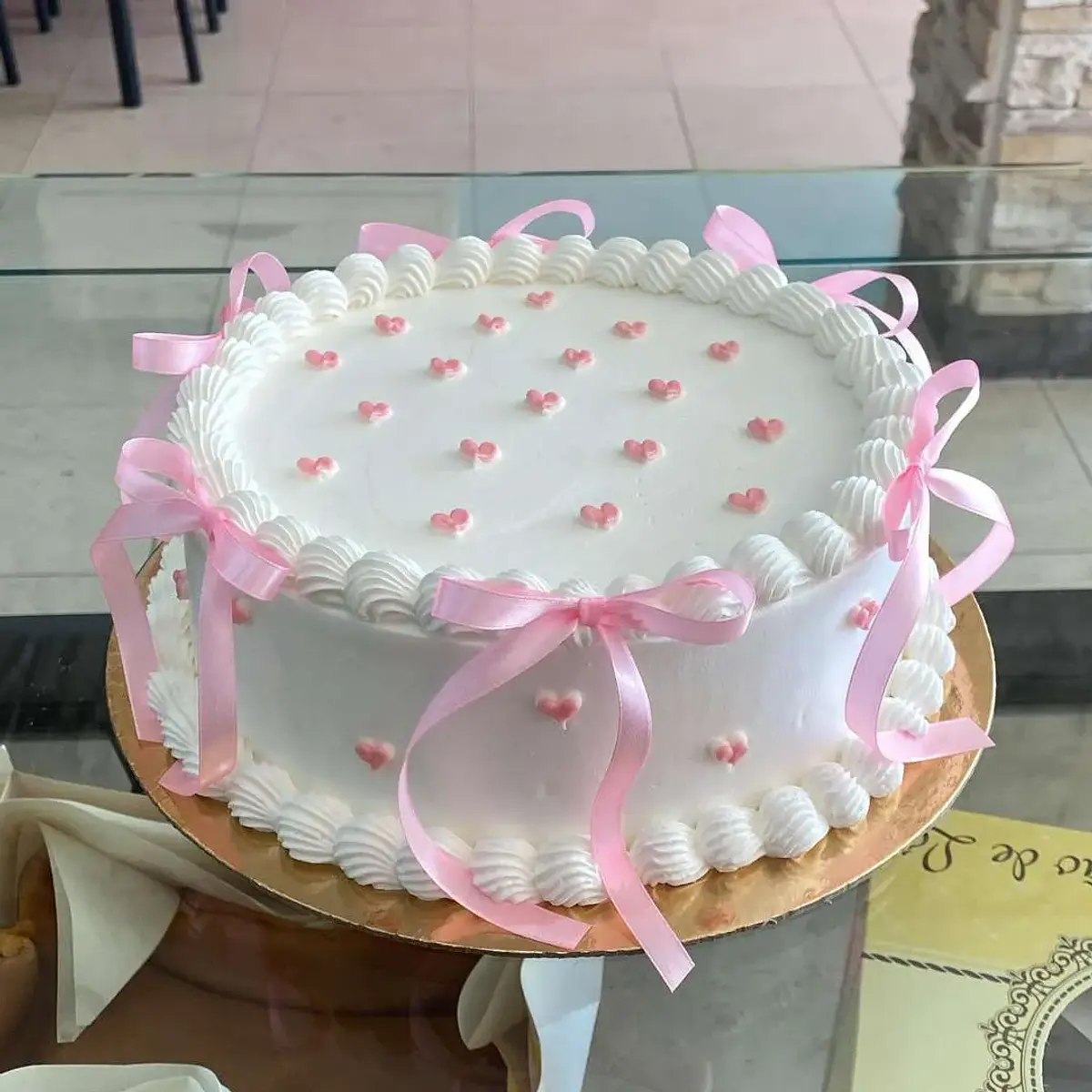 Bolo Branco e Rosa com Laços