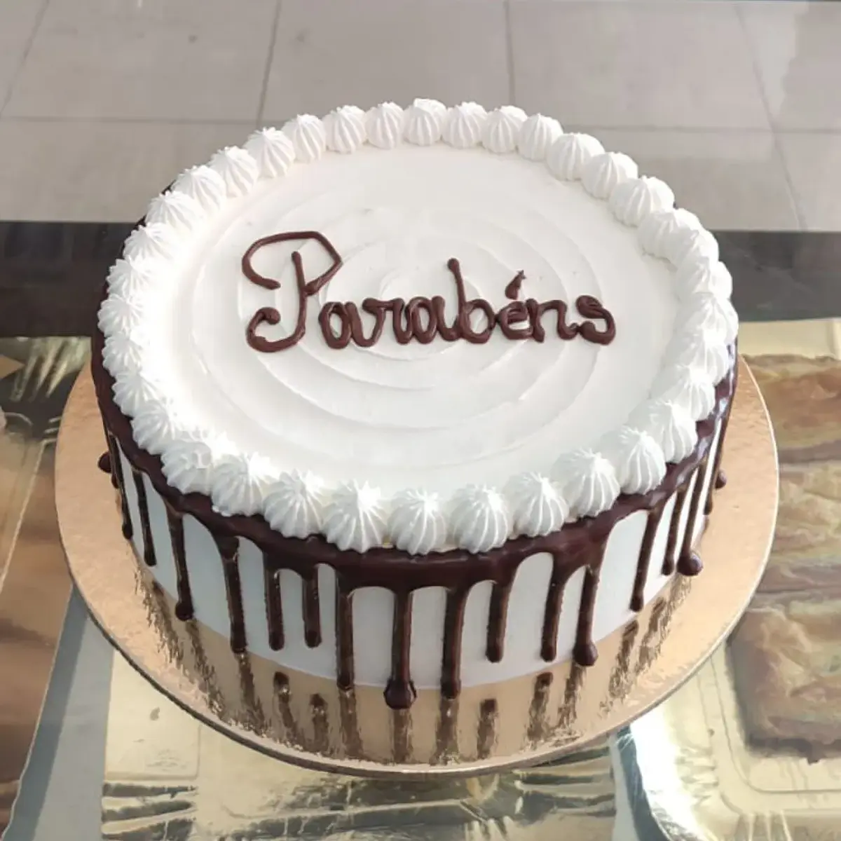 Bolo Branco C/ Chocolate a Escorrer