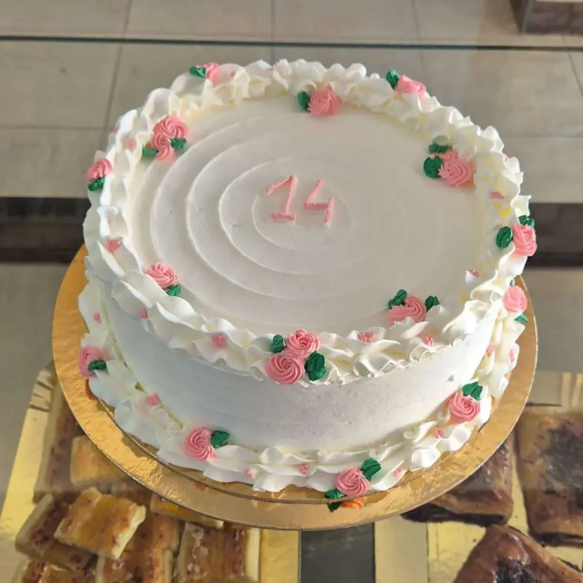 Bolo Branco Com Rosas