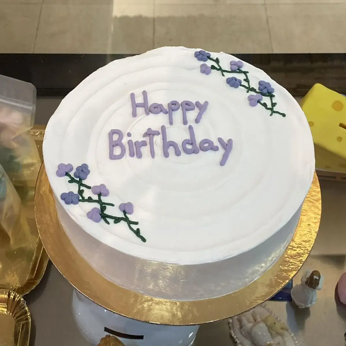 Bolo Branco e Lilás com Flores
