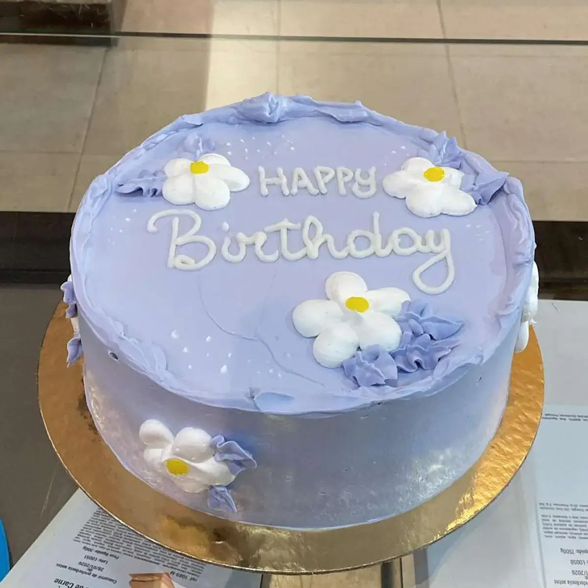 Bolo Lilás com Flores Brancas