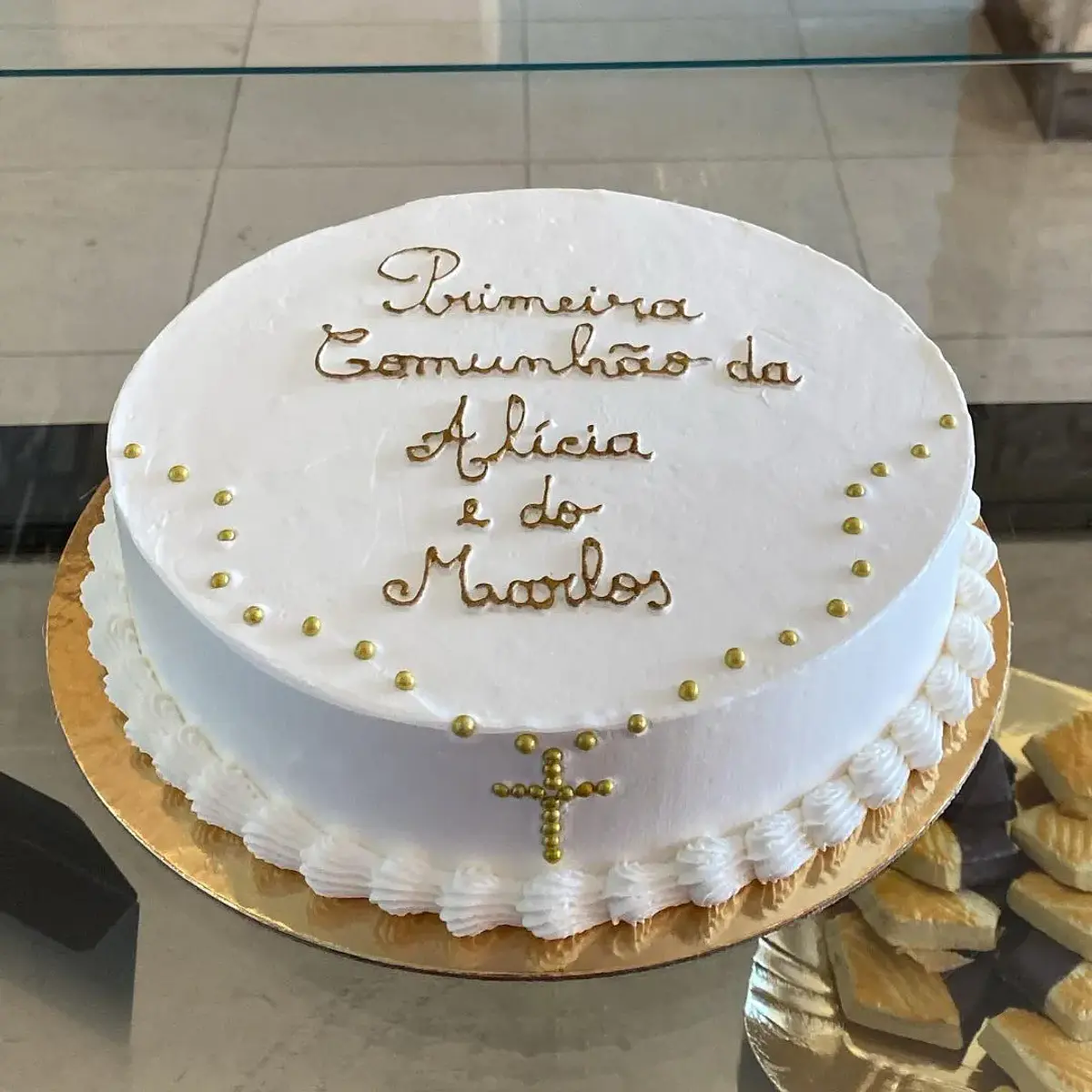 Bolo Comunhão Branco e Dourado Simples