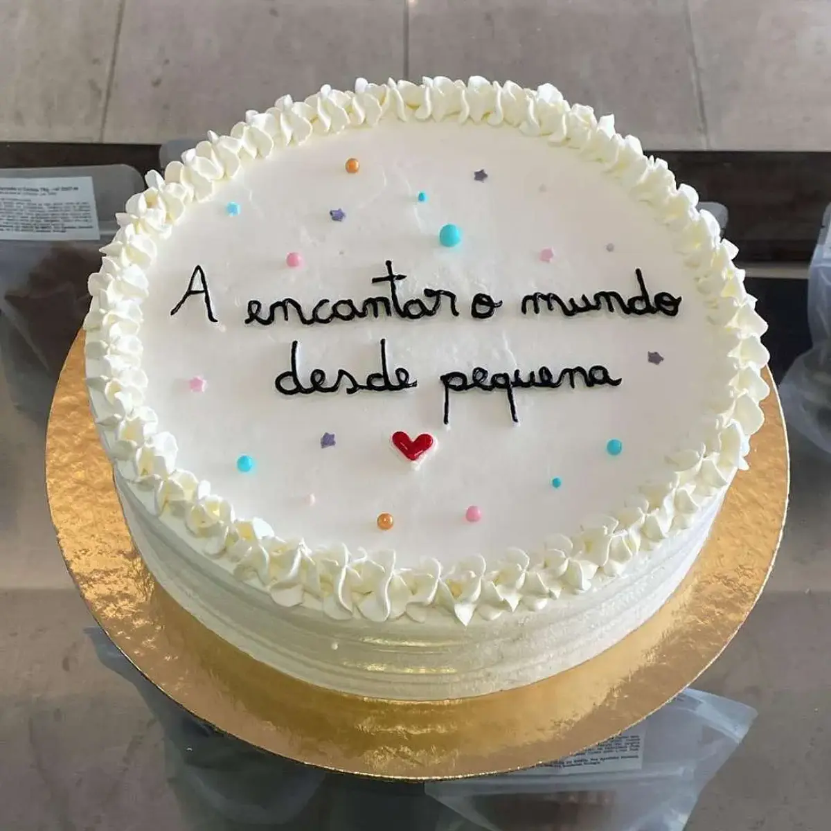 Bolo Aniversário Branco Minimalista