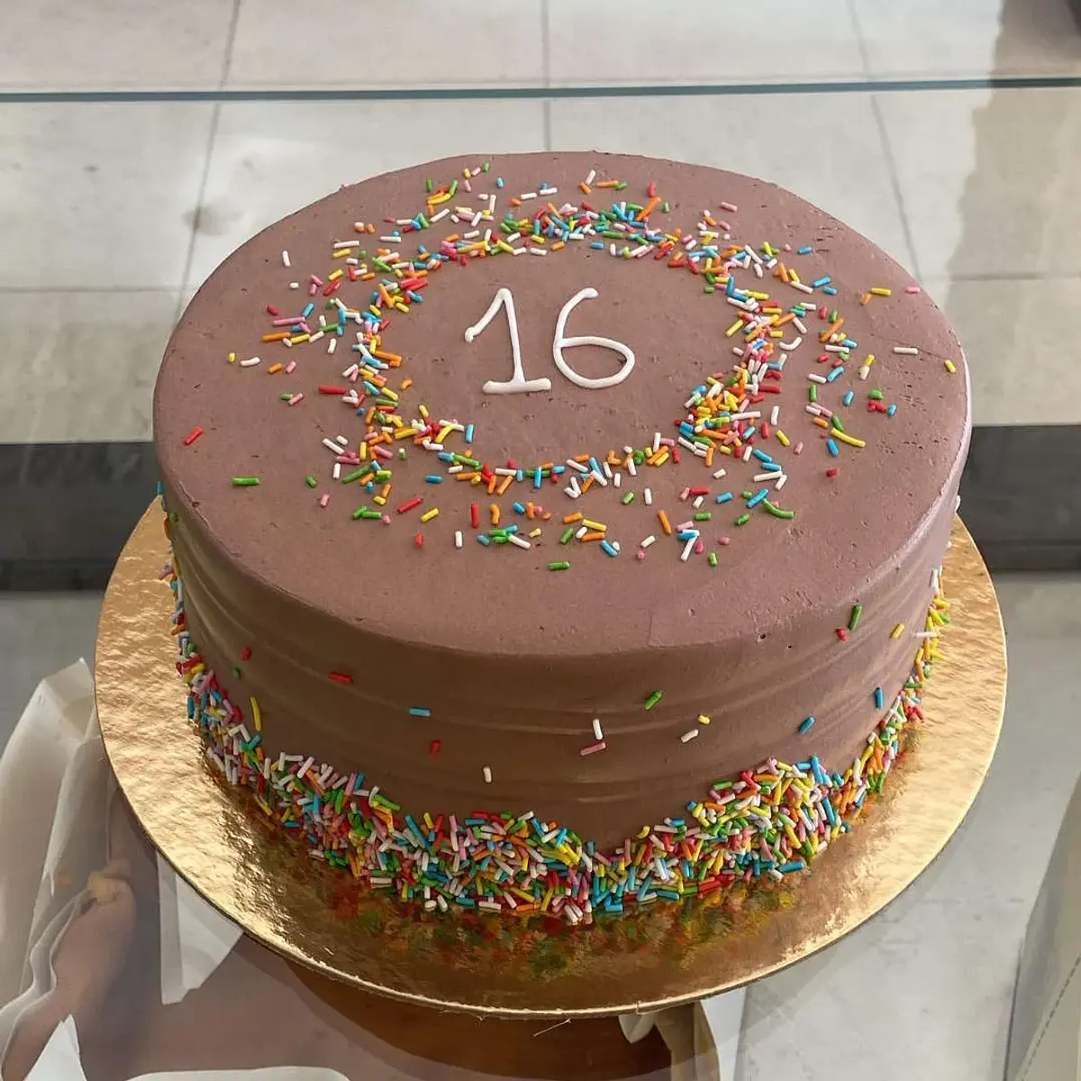 Bolo Mousse Chocolate e Granulado Colorido