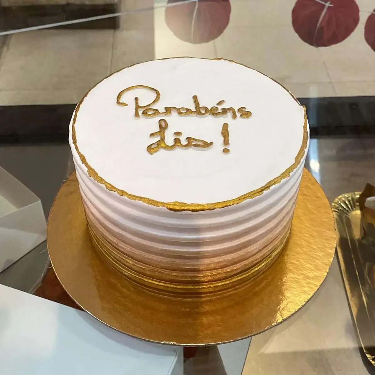 Bolo Branco com Sombreado Dourado