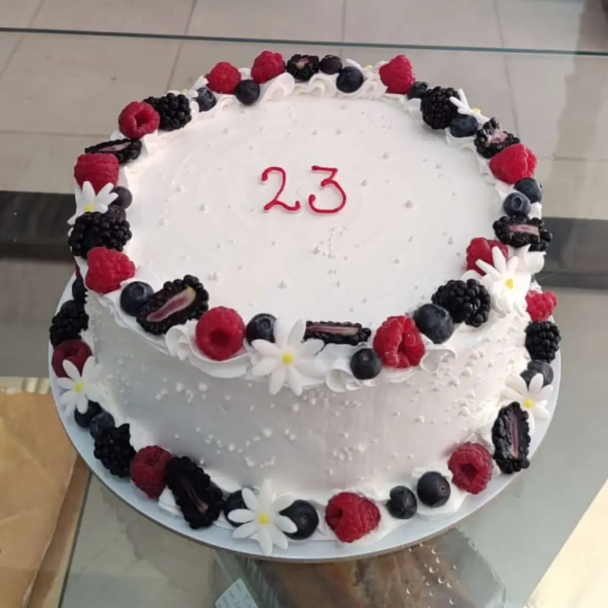 Bolo Com Frutas e Flores