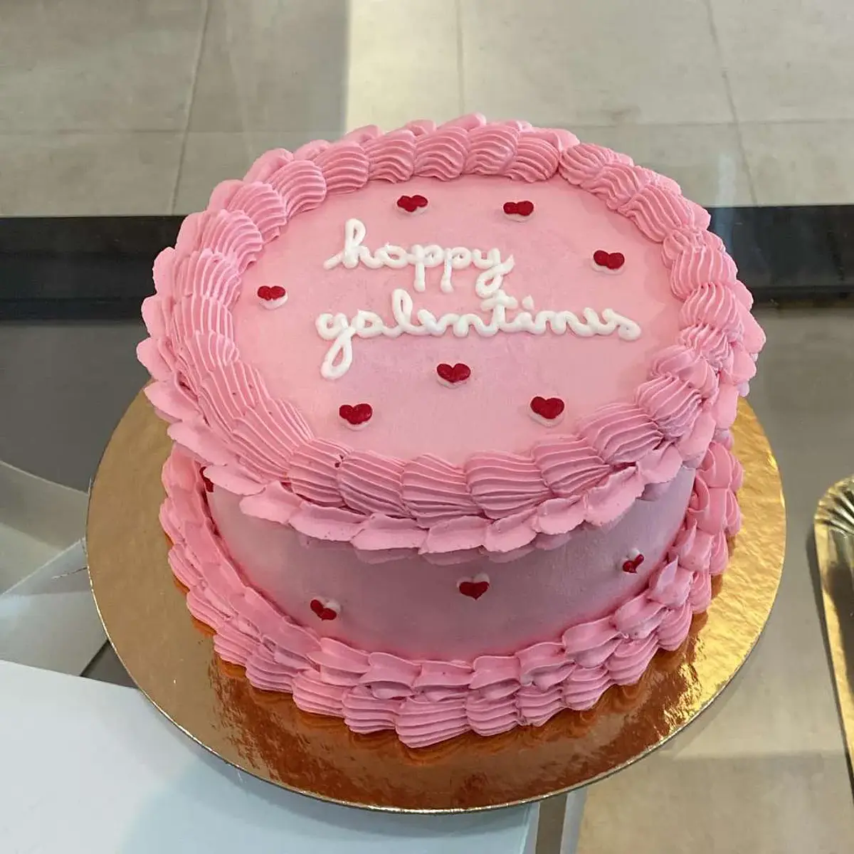 Bolo Rosa com Corações Vermelhos
