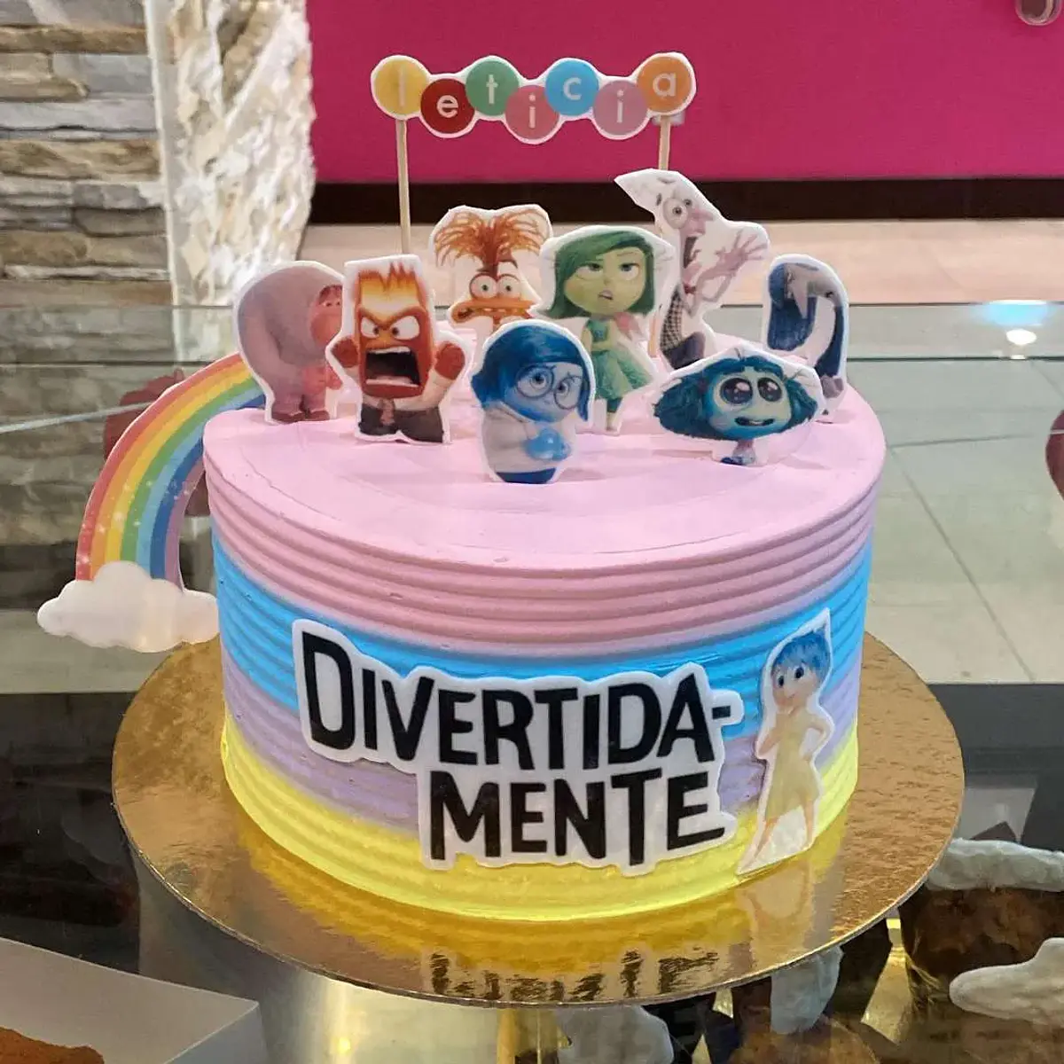 Bolo Divertidamente Colorido