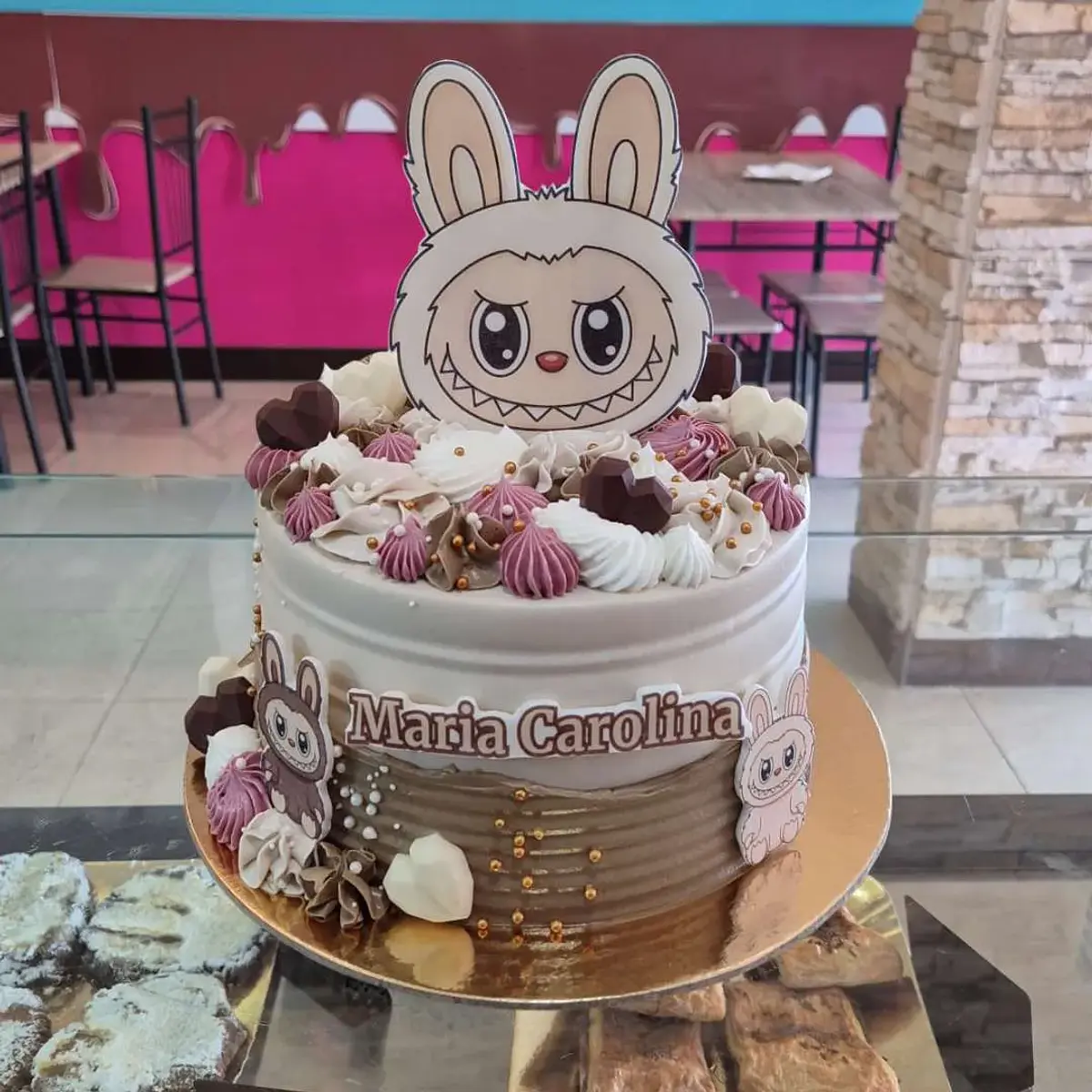 Bolo Labubu Tons Castanho e Rosa
