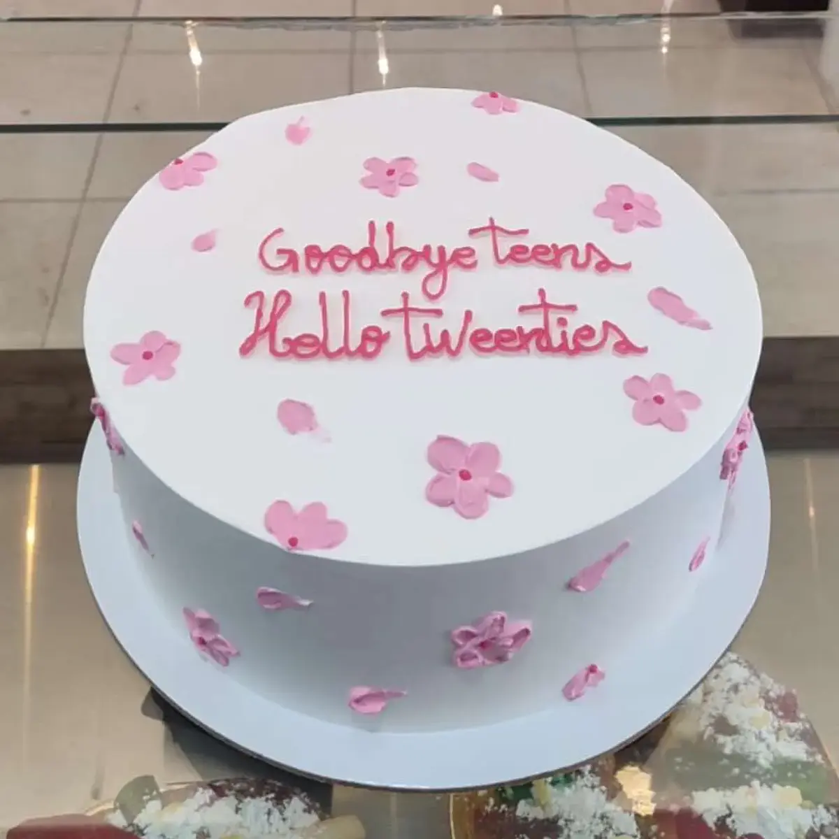 Bolo Branco com Flores Rosa