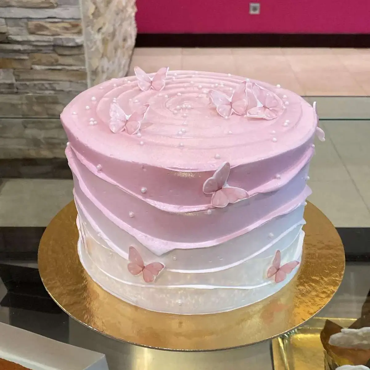 Bolo Branco e Rosa com Borboletas