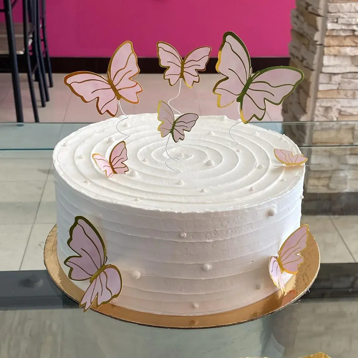 Bolo Branco com Pérolas e Borboletas
