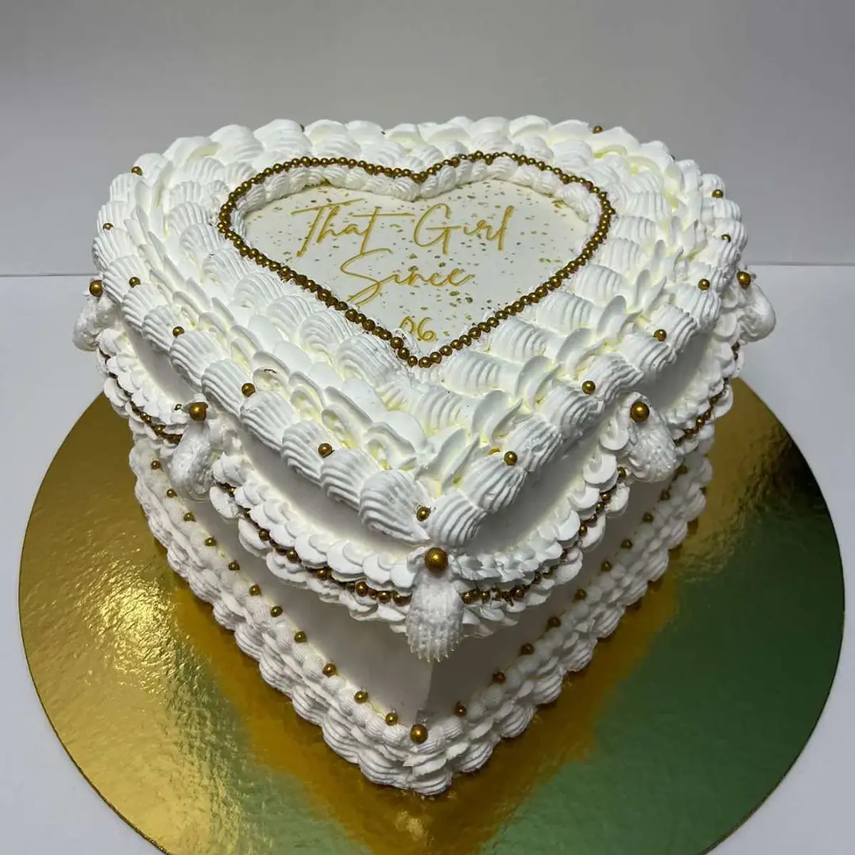 Bolo Coração Vintage Branco e Dourado