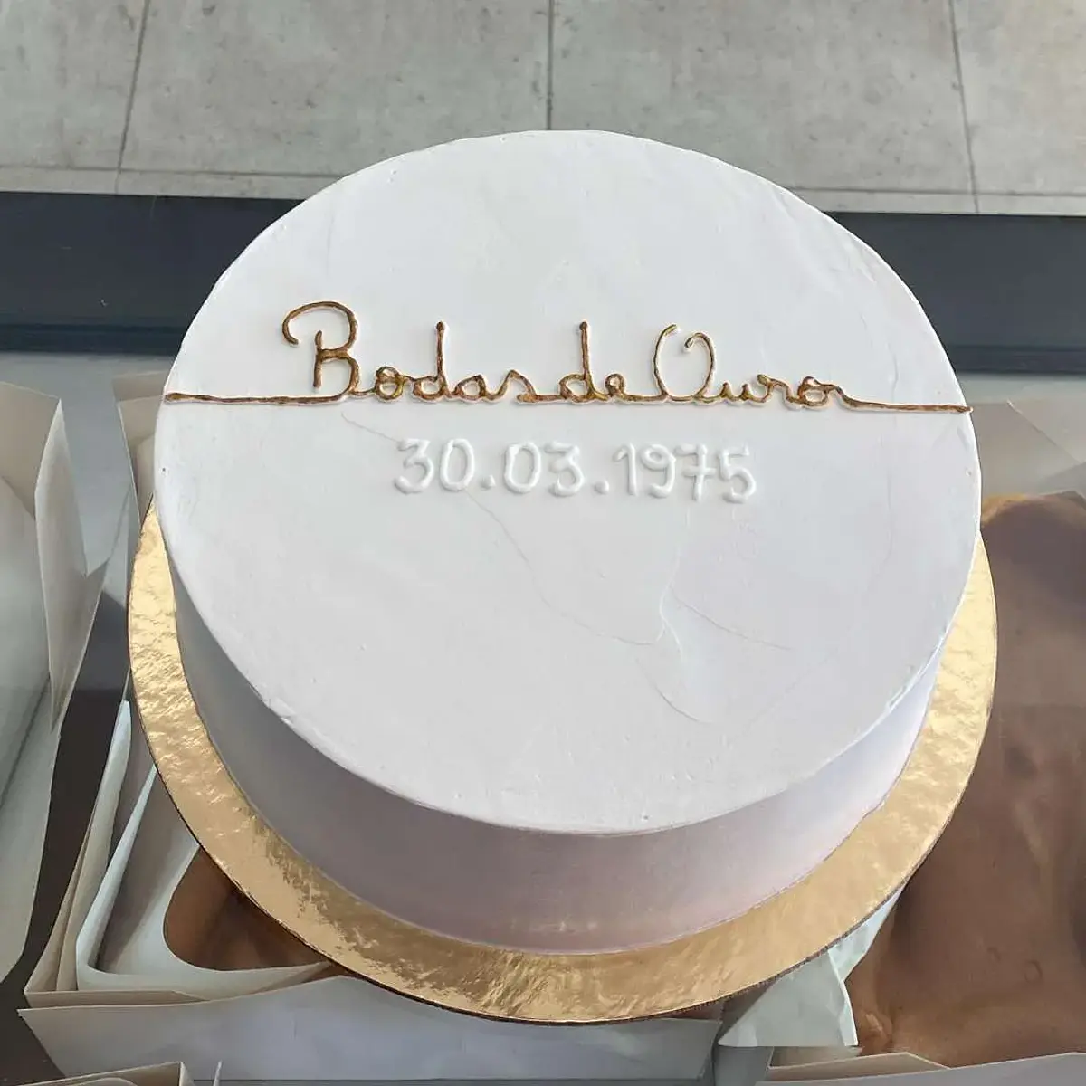 Bolo Bodas de Ouro Minimalista