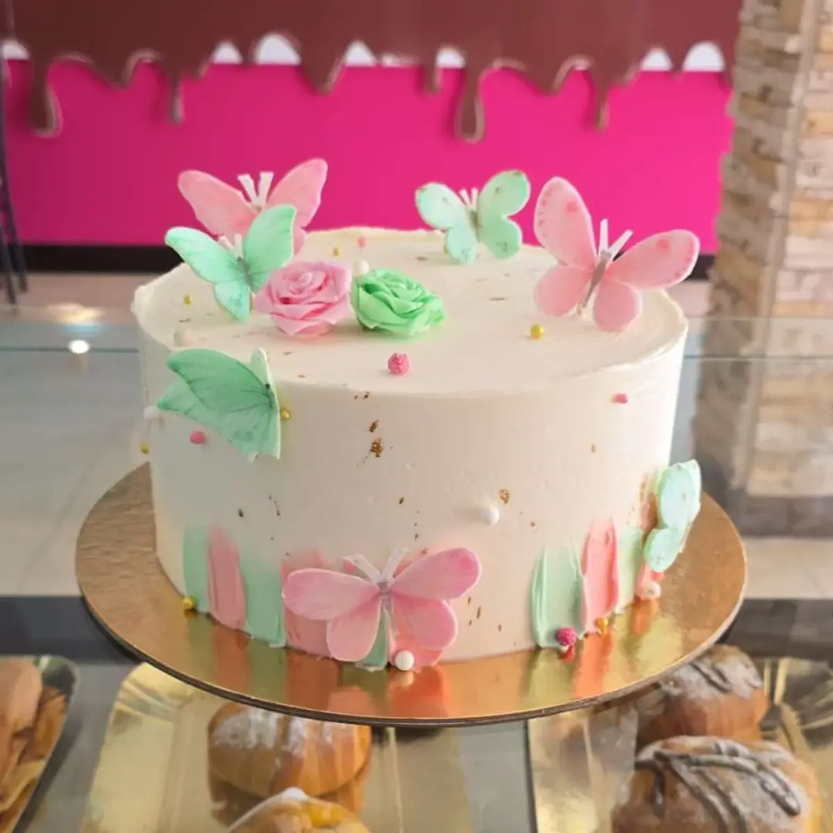 Bolo Com Borboletas Verdes e Rosa