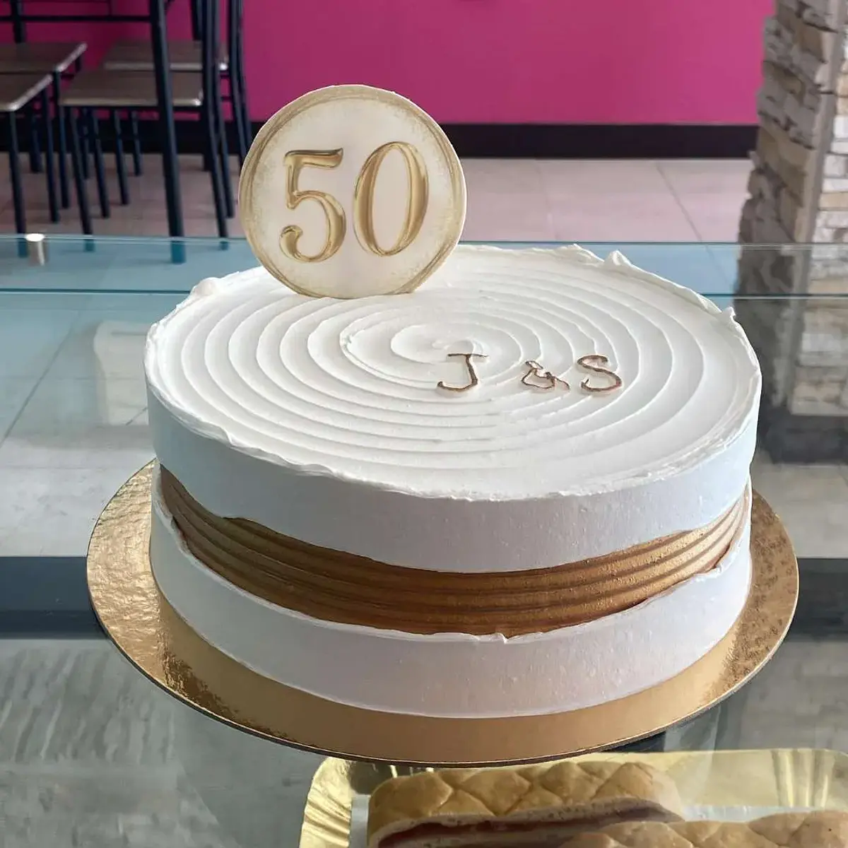 Bolo Branco e Dourado