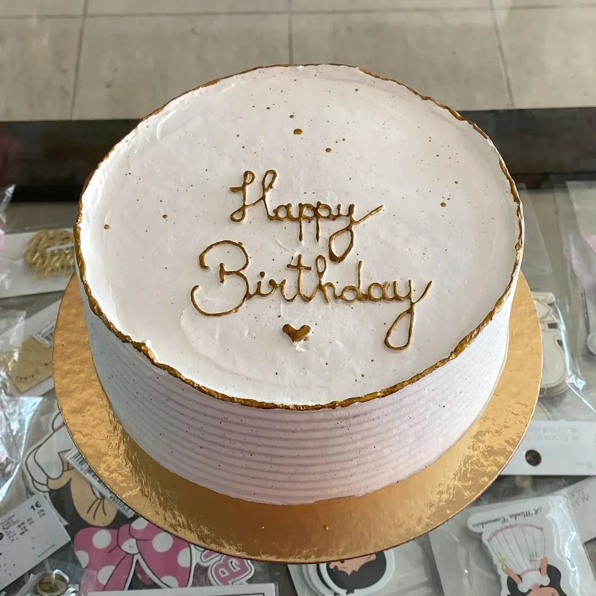 Bolo Branco com Detalhes Dourados