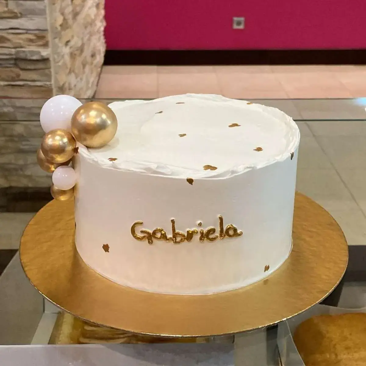 Bolo Branco e Dourado com Bolas
