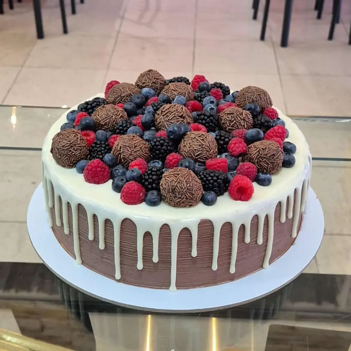 Bolo com Brigadeiros, Frutos Vermelhos e Choc. Branco