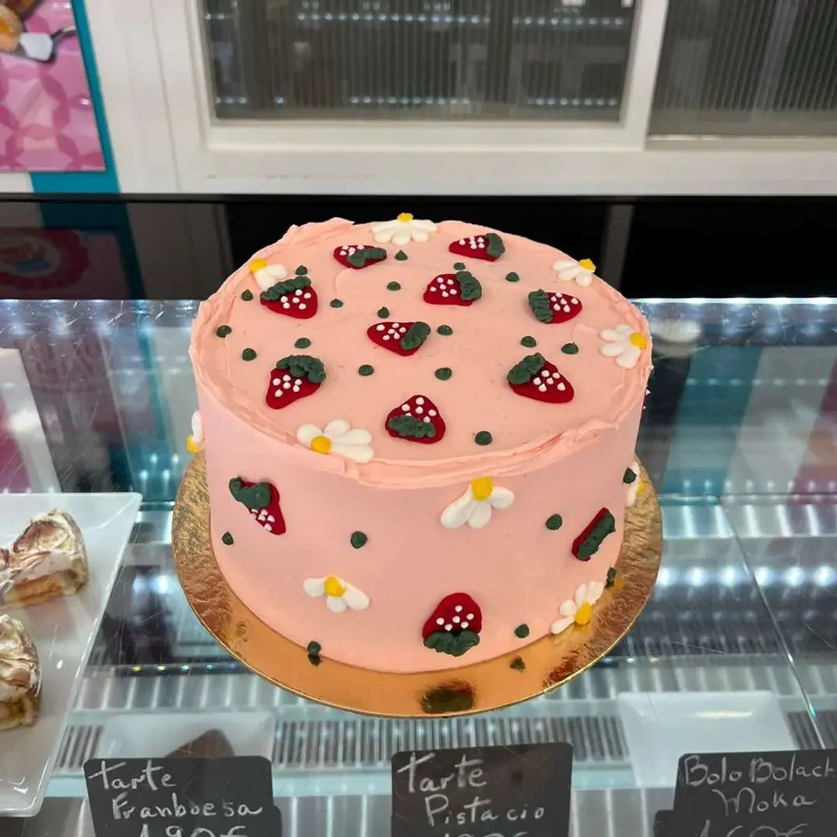 Bolo C/ Morangos e Flores