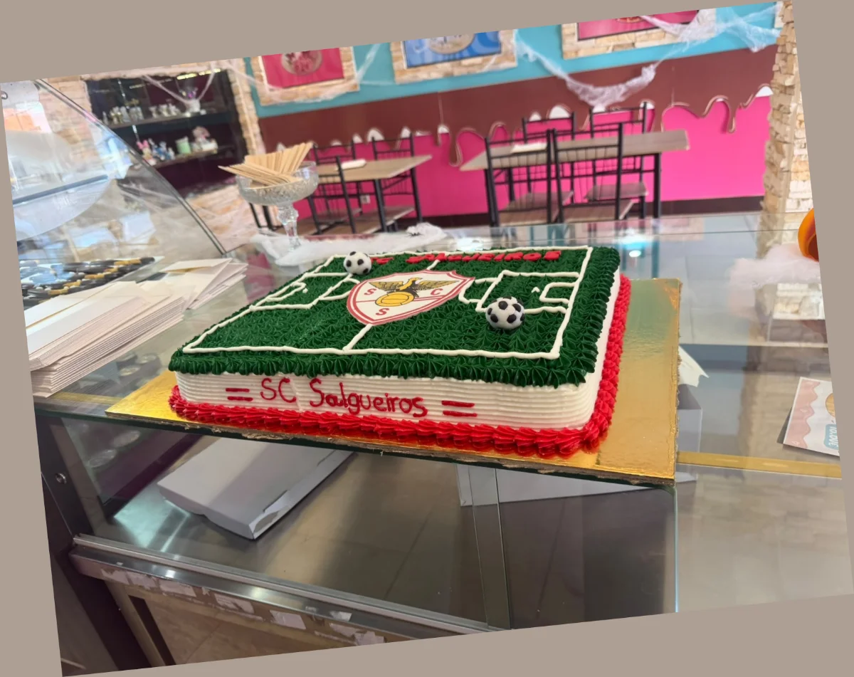 Bolo campo de futebol com detalhes em pasta