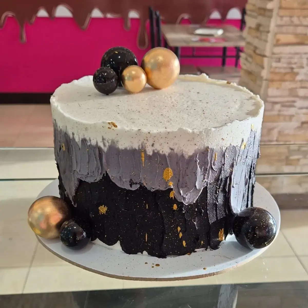 Bolo Tons de Preto, Cinza e Dourado