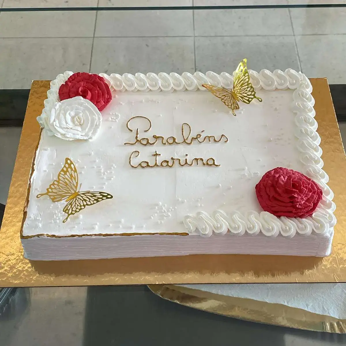 Bolo Retangular Com Flores e Borboletas Douradas