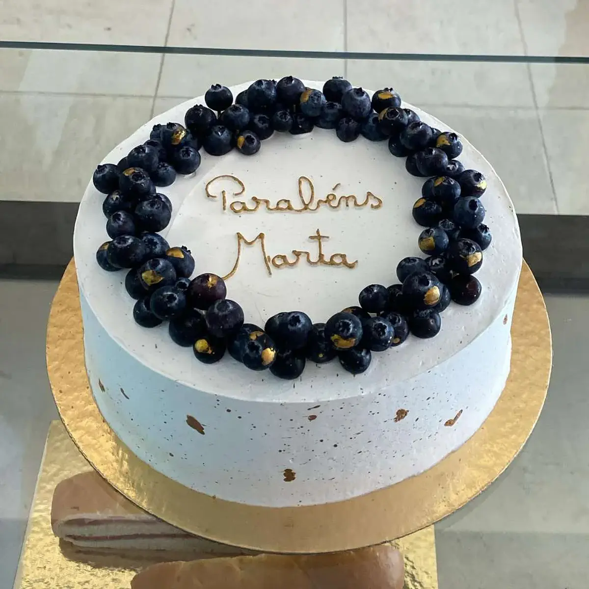 Bolo Branco e Dourado com Mirtilos