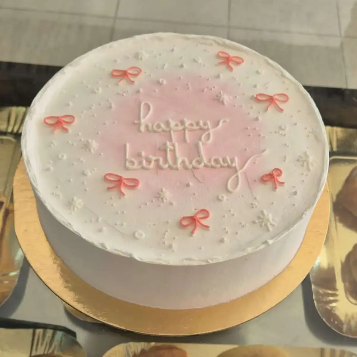 Bolo Branco com Rosa e Laços Desenhados