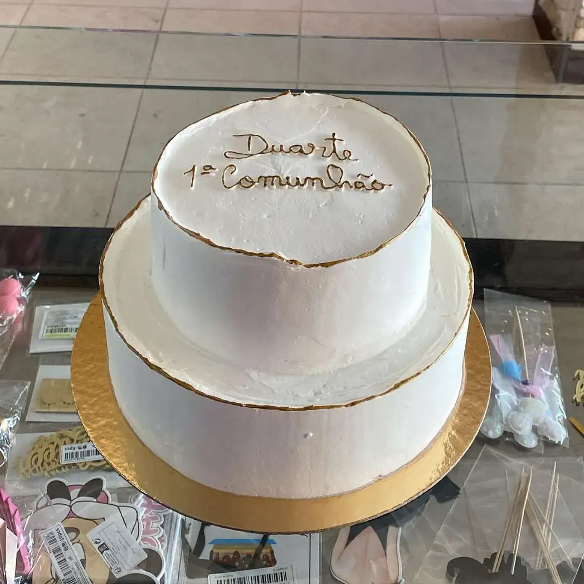 Bolo Dois Andares Branco e Dourado