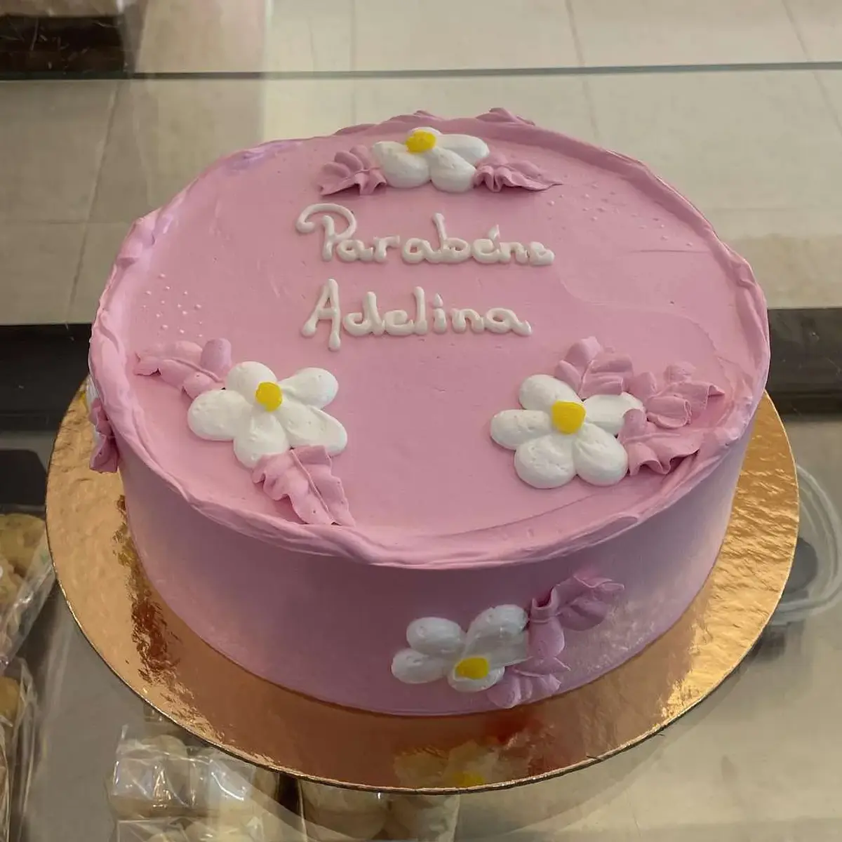 Bolo Rosa Com Flores Brancas