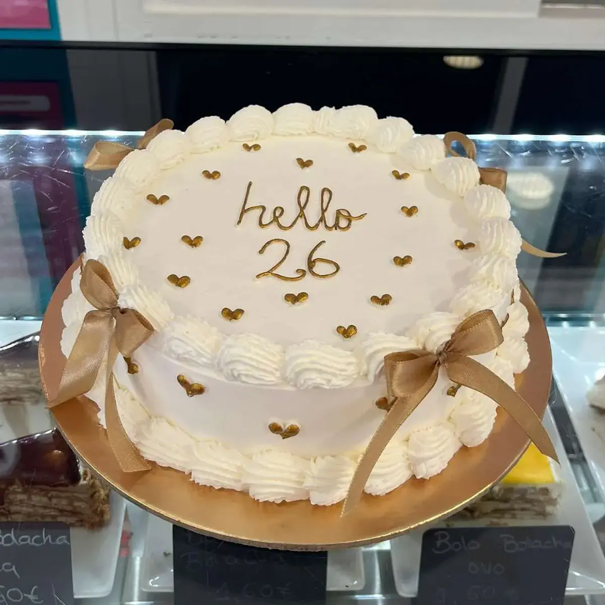 Bolo Branco Com Corações e Laços Dourados