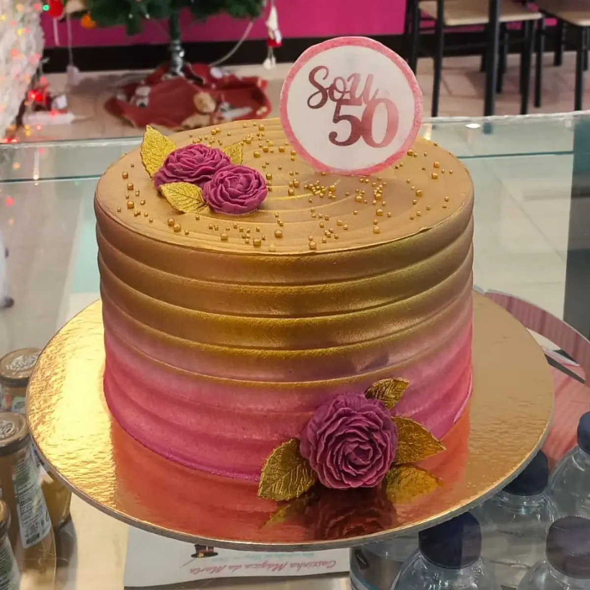 Bolo Rosa e Dourado com Flores