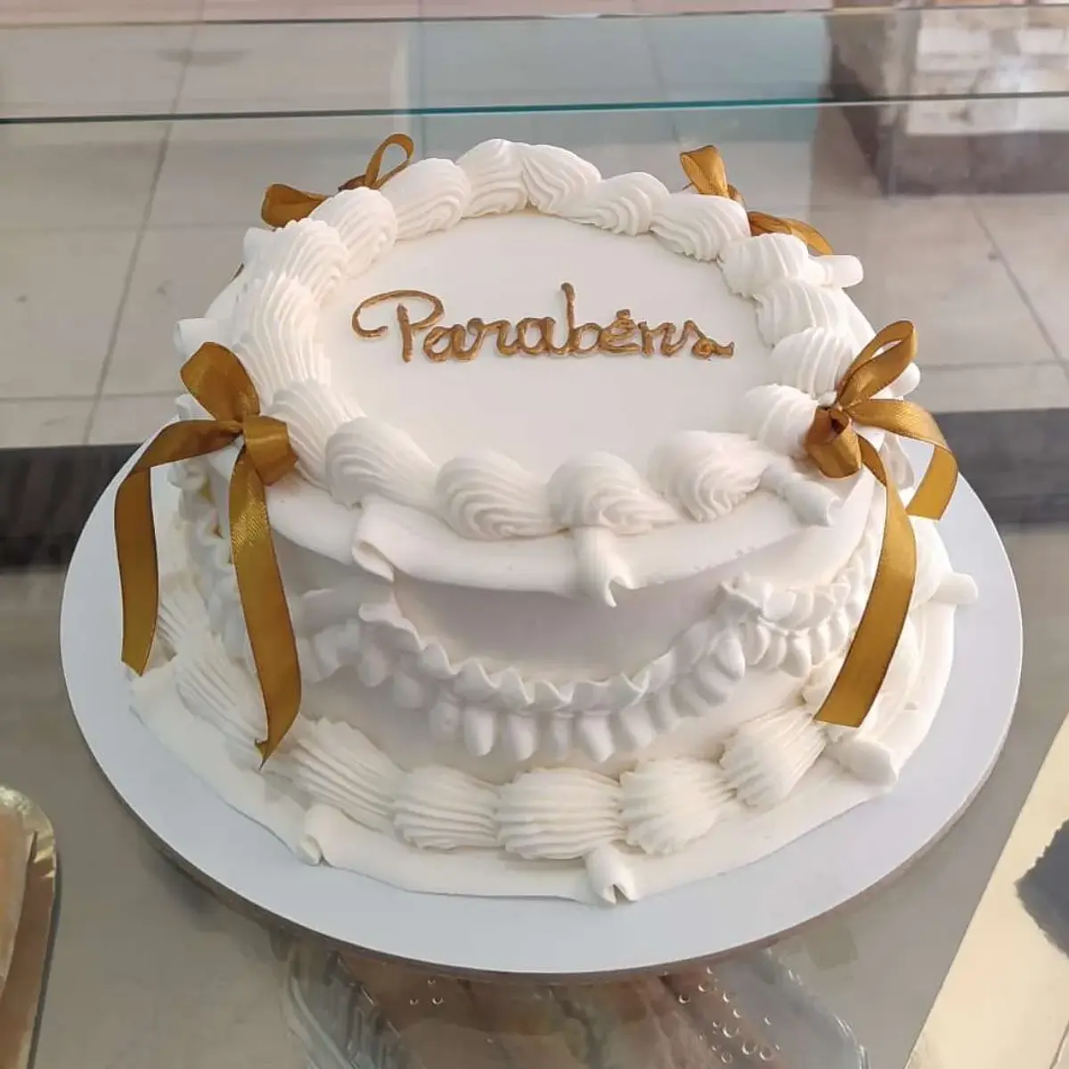 Bolo Vintage Branco Com Dourado e Laços