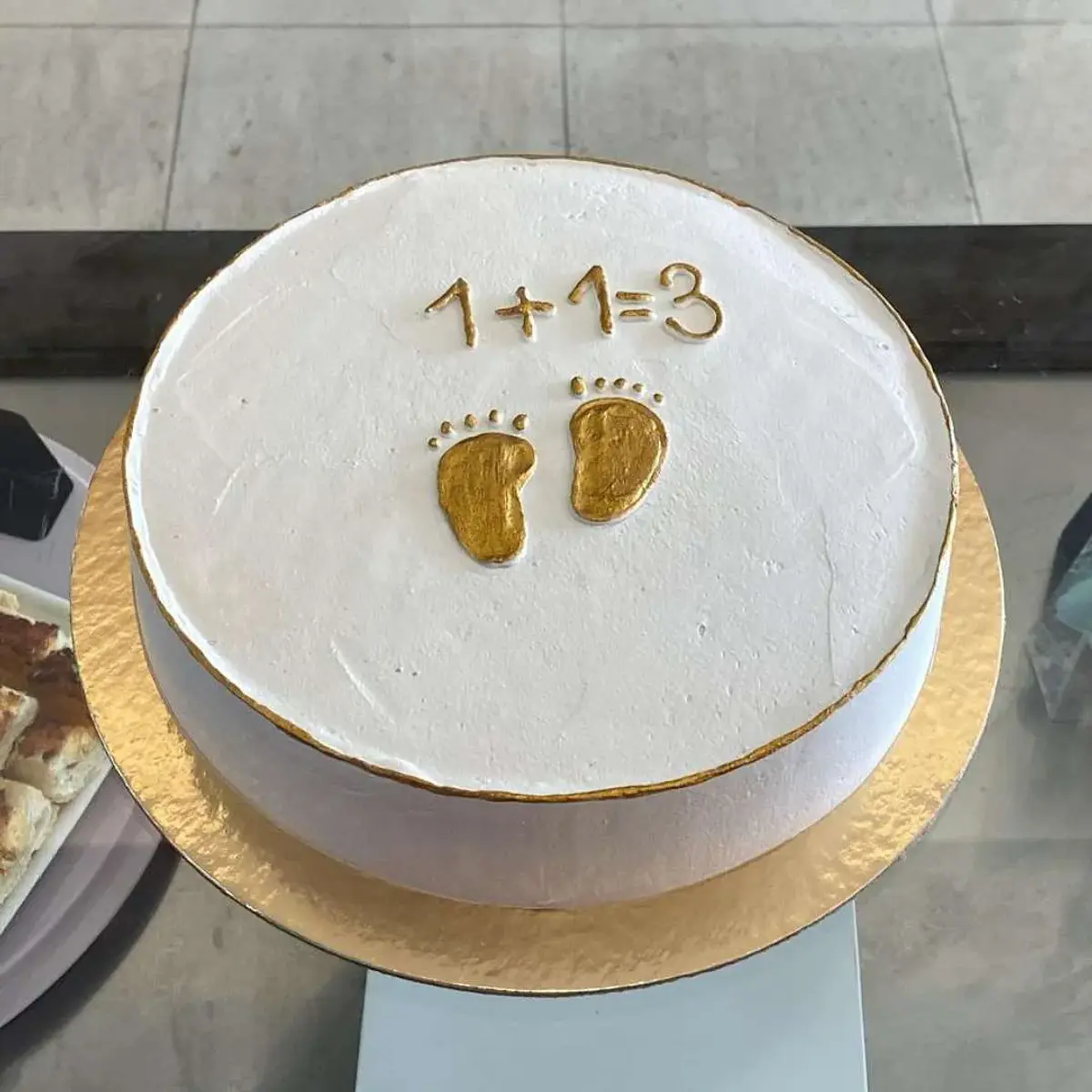 Bolo Revelação Gravidez Branco e Dourado