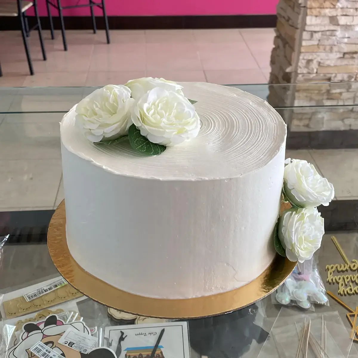 Bolo Simples Com Flores Artificiais